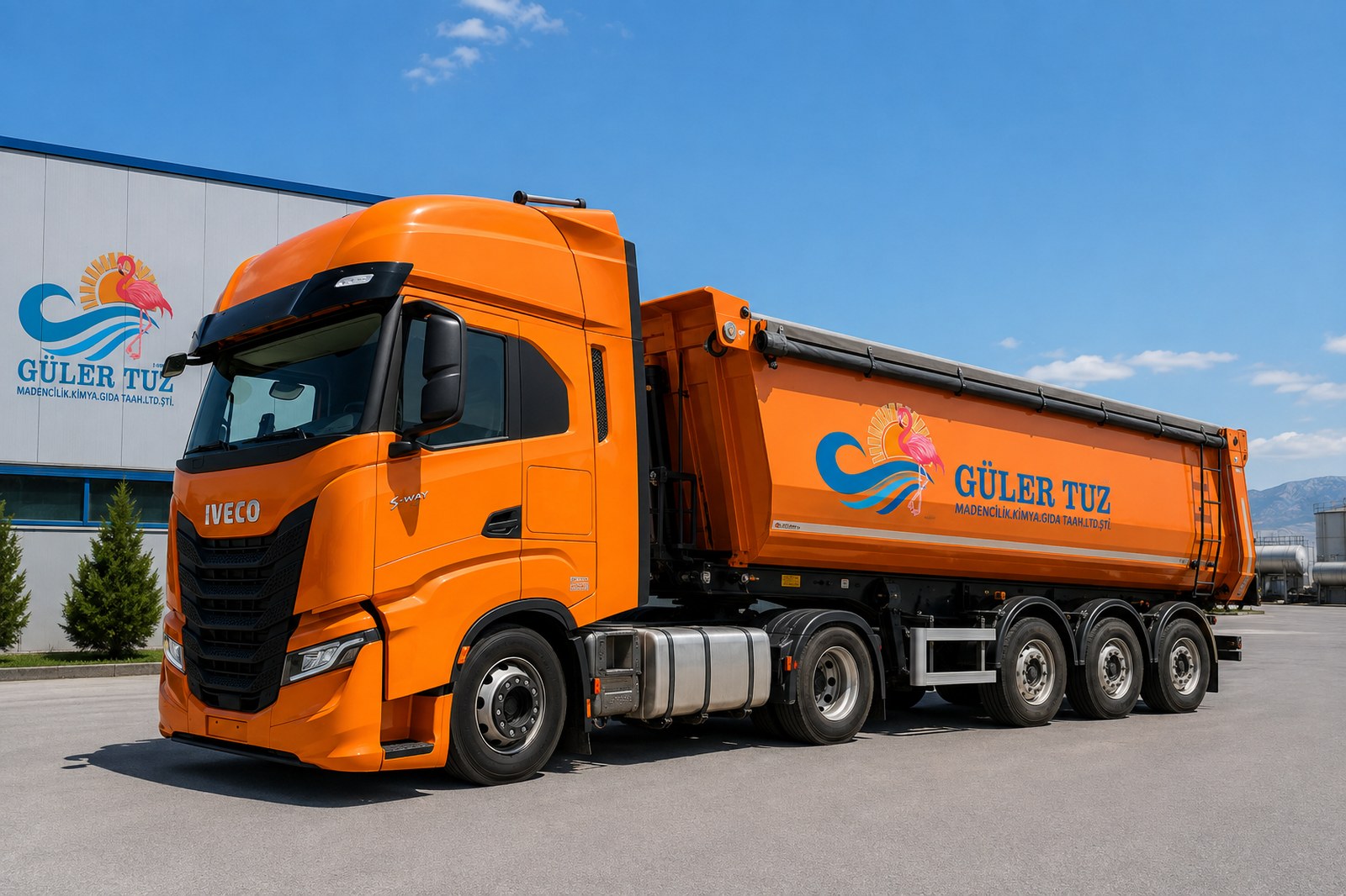 Narandžasti traktor i prikolica kiper koji se koriste za isporuku soli za puteve Güler Tuz
